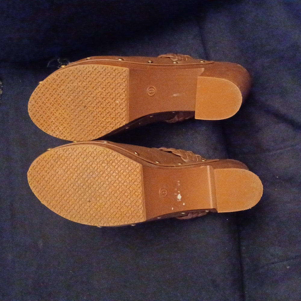 Shoes - Picture 4 of 8